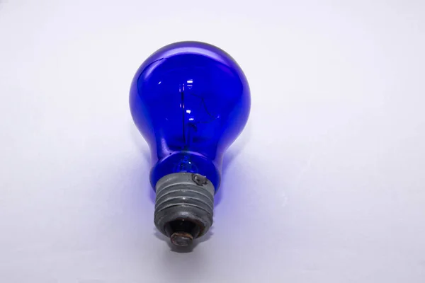 Blaue Lampe Ohne Plafond Auf Weißem Hintergrund — Stockfoto