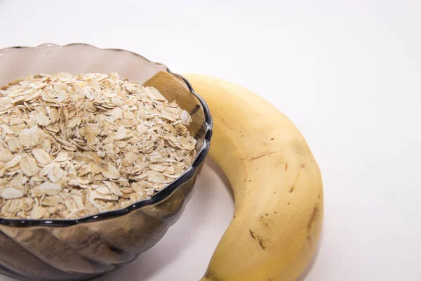 Yulaf lapası ham bir plaka üzerinde beyaz bir arka plan ve bir yasak