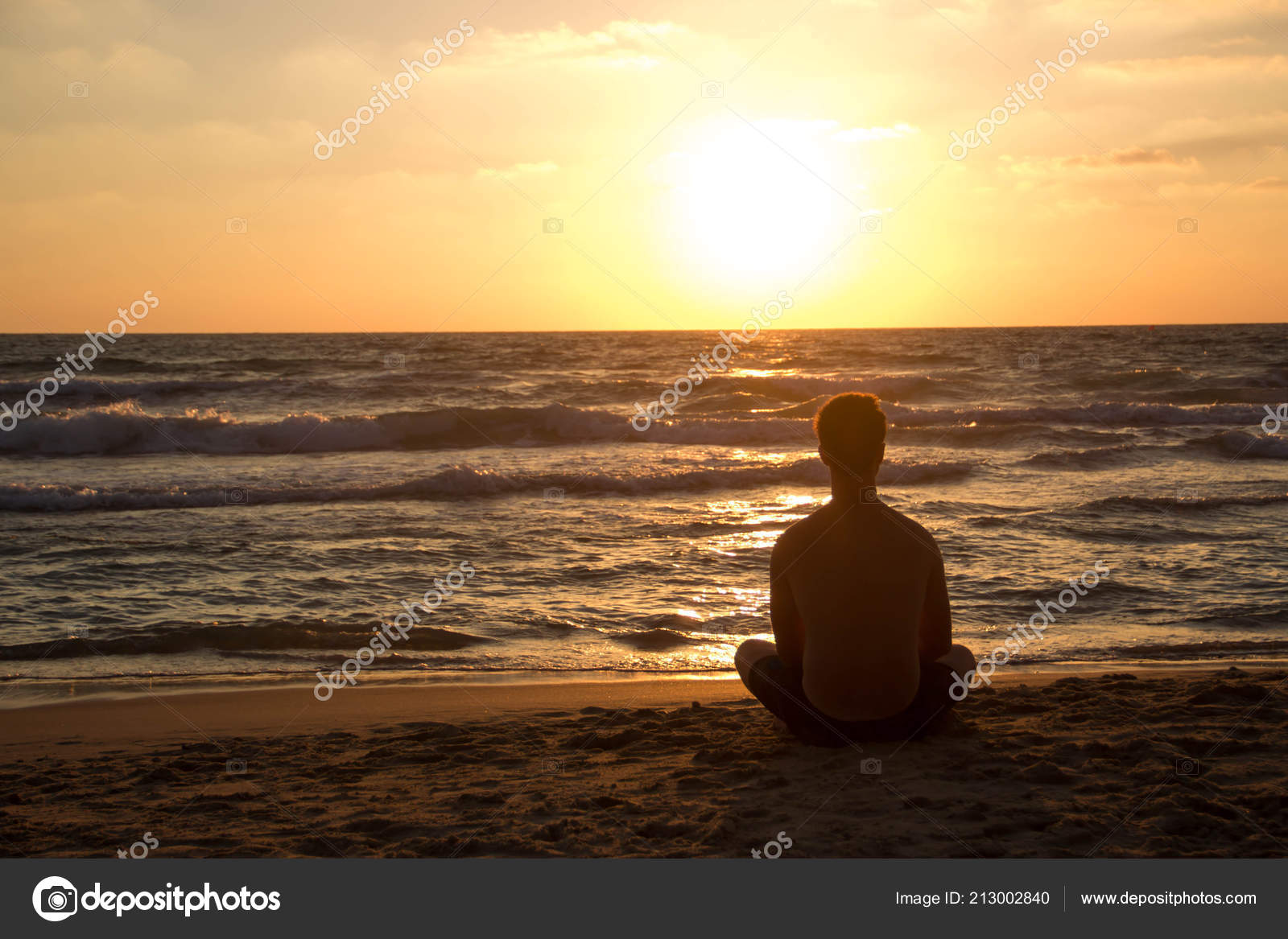 Sur Une Silhouette De Fond Coucher De Soleil Dun Mec Sur La