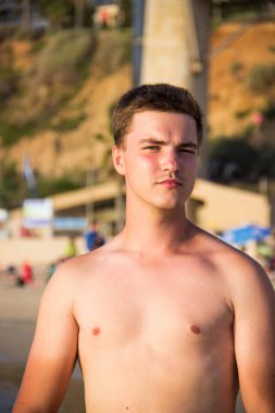 Mavi deniz karşı çıplak bir gövde ile mutlu dalgın Avrupa insan