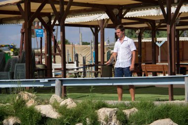 Genç bir adam iskelesinden havuzda Balık tutma