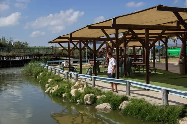 Young Guy Fishing Pond Pier — Stock Photo, Image