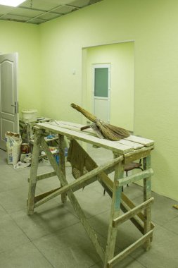 Hangi hastanede koridorda yavaşça yeşil tonlarda yenilenmiş