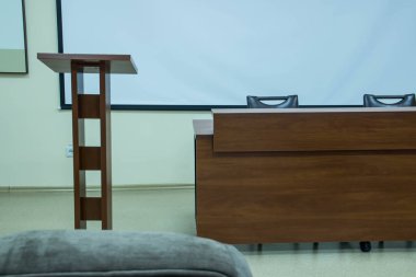 Koyu renkli ahşap konferans salonunda tribünü