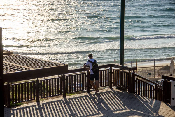 Joven Atractivo Para Una Plataforma Observación Junto Mar Observa Naturaleza — Foto de Stock