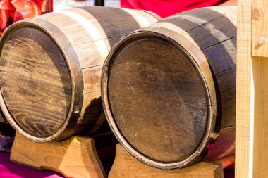 İki varil ahşap ayakları üzerinde yuvarlak ahşap