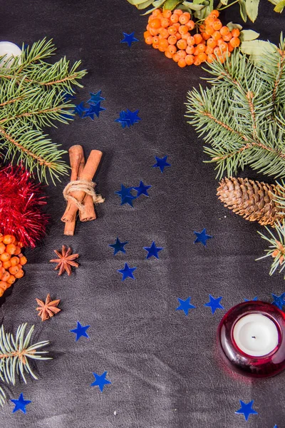 Vánoční Stromek Větve Pozlátko Modré Hvězdy Tyčinky Skořice Jeřáb Pozadí — Stock fotografie