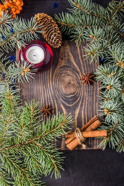 Dřevěné Pozadí Pobočkami Vánoční Stromeček Svíčka Červená — Stock fotografie