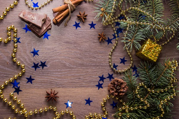 Sfondo Legno Chiaro Con Alberi Natale Perline Fili Lame Arredamento — Foto Stock