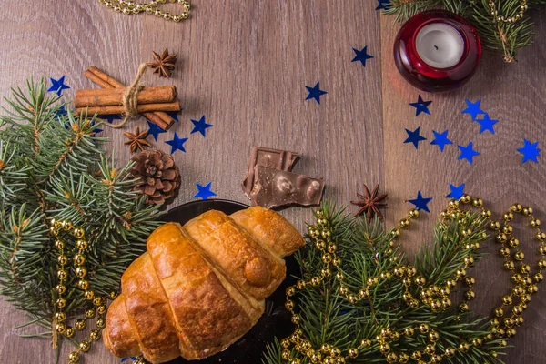 Voňavý Croissant Dřevěné Pozadí Vánoční Stromek Větve Korálky Hvězdičky Svíčka — Stock fotografie