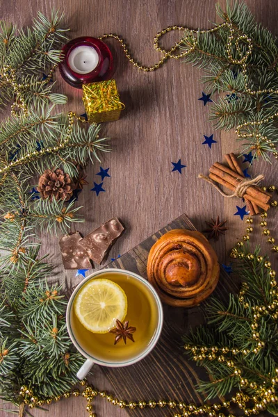 Lahodný Voňavý Čaj Teplé Pečivo Skořicí Dřevěné Pozadí Vánoční Stromek — Stock fotografie