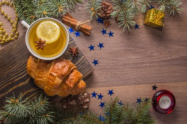 Šálek Horké Lahodné Čaje Croissant Dřevěné Platformě Novoroční Výzdoba Podobě — Stock fotografie