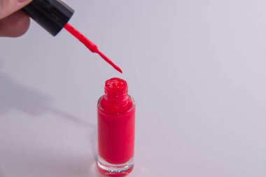 Kırmızı Lak ve bir fırça açık bir kutu cila üzerine bir damla ile