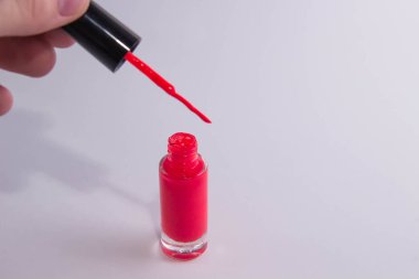 Kırmızı Lak ve bir fırça açık bir kutu cila üzerine bir damla ile