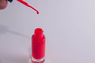 Kırmızı Lak ve bir fırça açık bir kutu cila üzerine bir damla ile