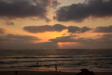 Deniz kıyısında güzel doğal gün batımı