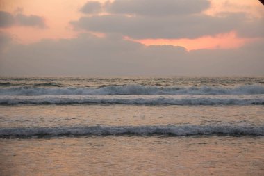 Deniz kıyısında güzel doğal gün batımı