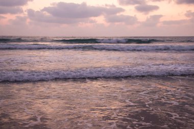 Deniz kıyısında güzel doğal gün batımı