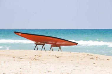 Güneşli bir gün ve bir tahta sörf için denizin mavi renk olduğunu