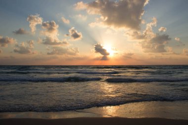 Deniz kıyısında güzel doğal gün batımı