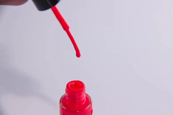 Eine Offene Dose Mit Rotem Lack Und Ein Pinsel Mit — Stockfoto