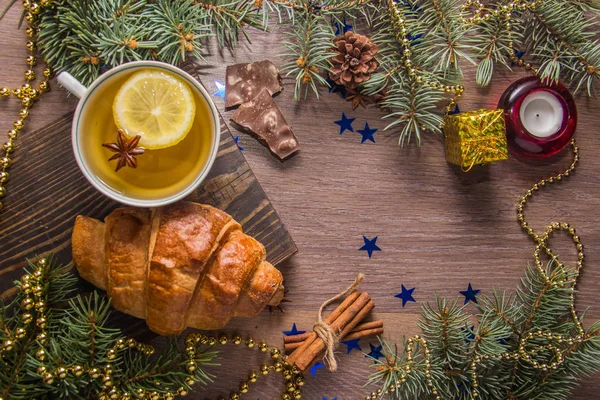 Šálek Horké Lahodné Čaje Croissant Dřevěné Platformě Novoroční Výzdoba Podobě — Stock fotografie