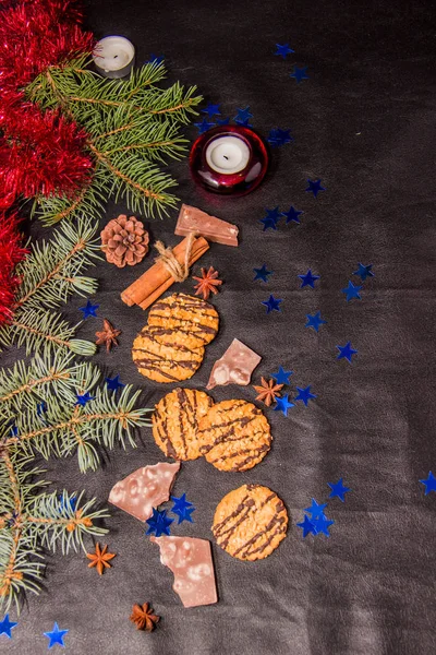 Černá Kožená Pozadí Větvemi Ozdoby Vánoční Stromeček Červené Svíčky Dekorace — Stock fotografie