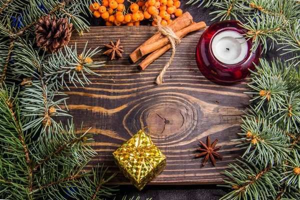 Dřevěné Pozadí Pobočkami Vánoční Stromeček Svíčka Červená — Stock fotografie