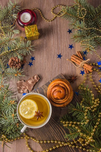 Lahodný Voňavý Čaj Teplé Pečivo Skořicí Dřevěné Pozadí Vánoční Stromek — Stock fotografie