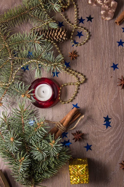 Sfondo Legno Chiaro Con Alberi Natale Perline Fili Lame Arredamento — Foto Stock