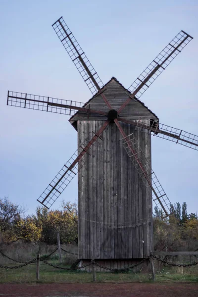 Kanatları Ile Eski Bir Ahşap Fırıldak Gökyüzü Bir Alandaki Standları — Stok fotoğraf