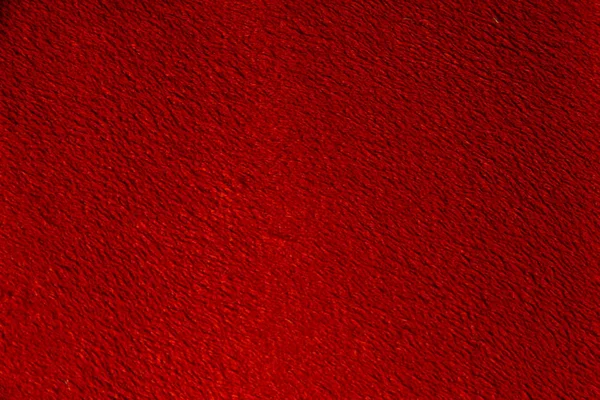 Parlak kırmızı arka plan ile süet doku portre