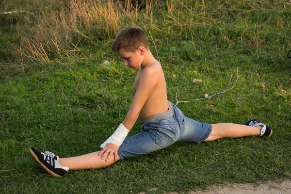 Niño Alegre Jugando Con Una Pelota Naturaleza — Foto de Stock