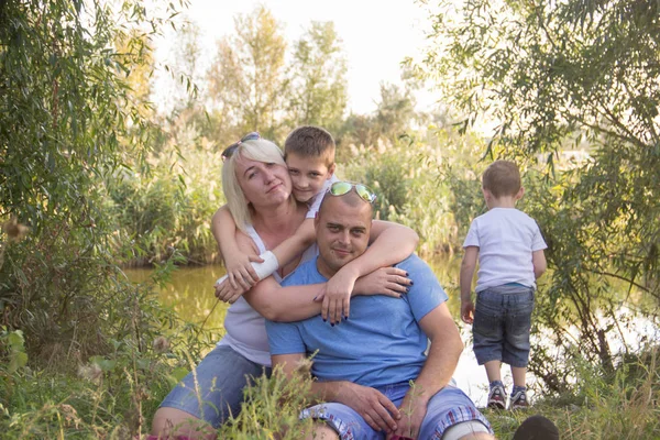 Uma Grande Família Feliz Quatro Descansando Brincando Natureza Camisetas Brancas — Fotografia de Stock