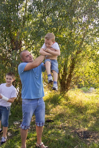Gelukkig Vader Met Zonen Spelen Hebbend Pret Natuur — Stockfoto