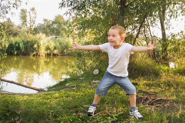 Niño Rubio Jugando Bailando Divirtiéndose Naturaleza Pantalones Cortos Mezclilla Camiseta — Foto de Stock