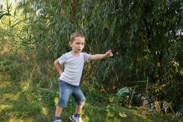 Niño Rubio Jugando Bailando Divirtiéndose Naturaleza Pantalones Cortos Mezclilla Camiseta — Foto de Stock