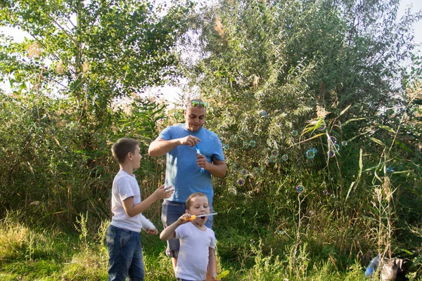 Pai Feliz Com Filhos Brincando Divertindo Natureza — Fotografia de Stock