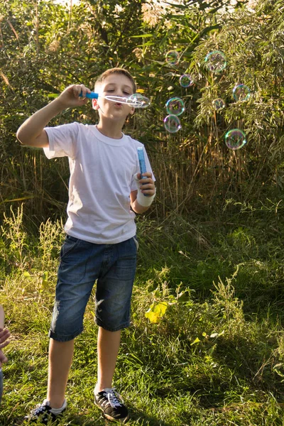Chico Alegre Travieso Jugando Naturaleza Con Burbujas Jabón — Foto de Stock