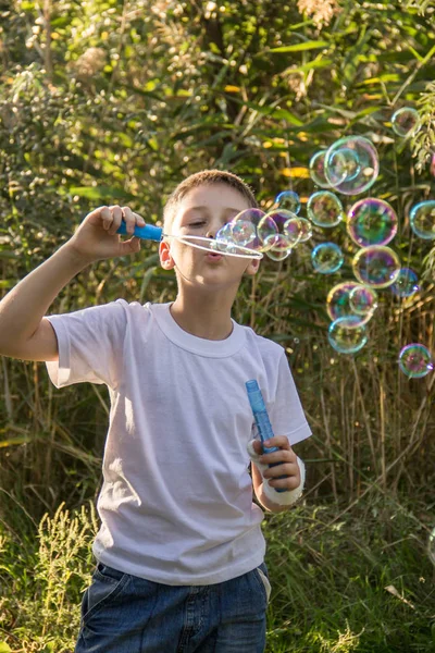 Chico Alegre Travieso Jugando Naturaleza Con Burbujas Jabón — Foto de Stock