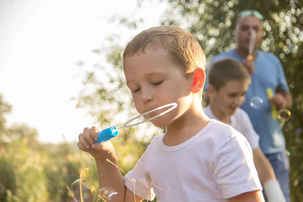 Vrolijke Ondeugende Jongen Spelen Natuur Met Zeepbellen — Stockfoto