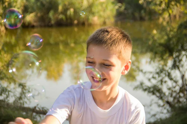 Vrolijke Ondeugende Jongen Spelen Natuur Met Zeepbellen — Stockfoto