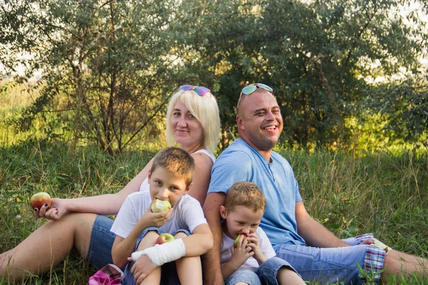 Big Happy Family Four Resting Playing Nature White Shirts Blue — Stock Photo, Image