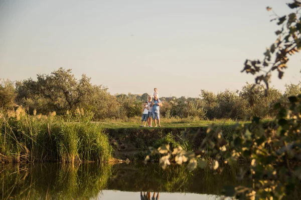 Uma Grande Família Feliz Quatro Descansando Brincando Natureza Camisetas Brancas — Fotografia de Stock