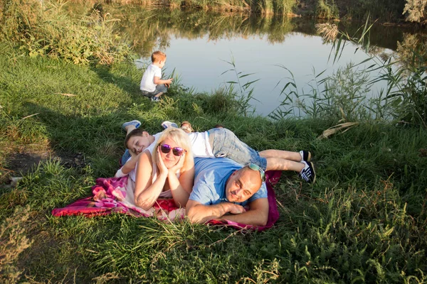 Stor Lycklig Familj Fyra Vila Och Leka Naturen Vita Shirts — Stockfoto