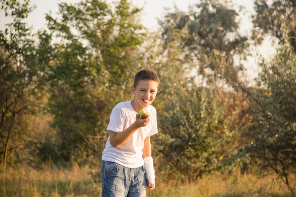 Menino Loiro Brincando Dançando Divertindo Natureza Shorts Jeans Camiseta Branca — Fotografia de Stock