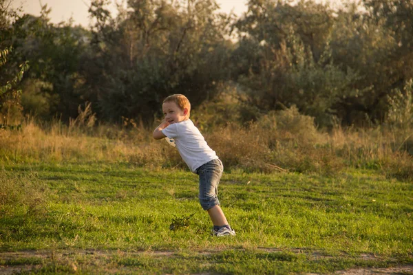 Glada Barn Som Leker Med Boll Naturen — Stockfoto