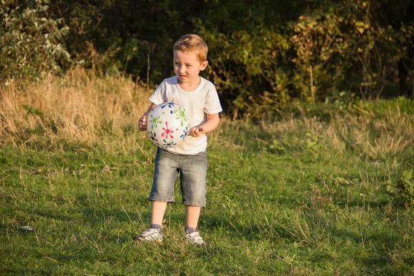 Criança Alegre Brincando Com Uma Bola Natureza — Fotografia de Stock