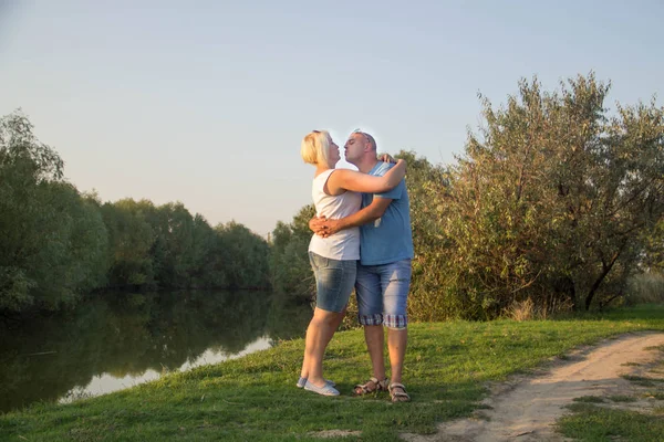 Ευτυχισμένο Ζευγάρι Στην Αγάπη Στο Ηλιοβασίλεμα Αγκαλιά Κοντά Μια Λίμνη — Φωτογραφία Αρχείου