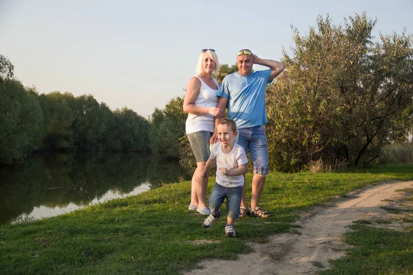 Szczęśliwych Rodziców Zabawy Gry Dzieckiem Przyrodzie — Zdjęcie stockowe